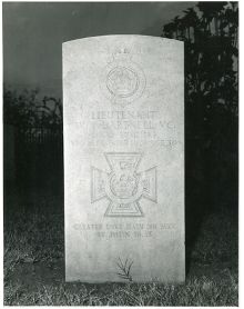 Dartnell headstone